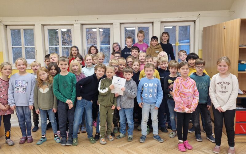 Gruppenfoto Auszeichnung GS Kunterbunt als Umweltschule